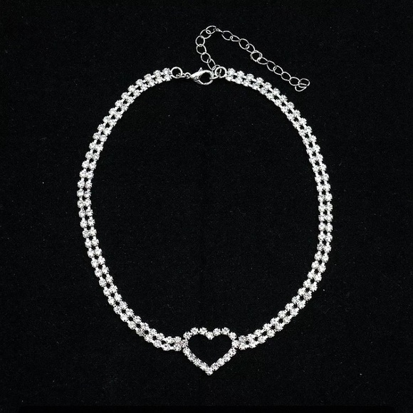 🌟 Silver Heart Pendant Rhinestone Choker Necklace - Picture 4 of 6